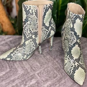 NINE WEST SIZE 8 Boots Green Snake Skin Print Booties